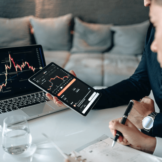 Wealthicator - Équipe d'experts en crypto-monnaies